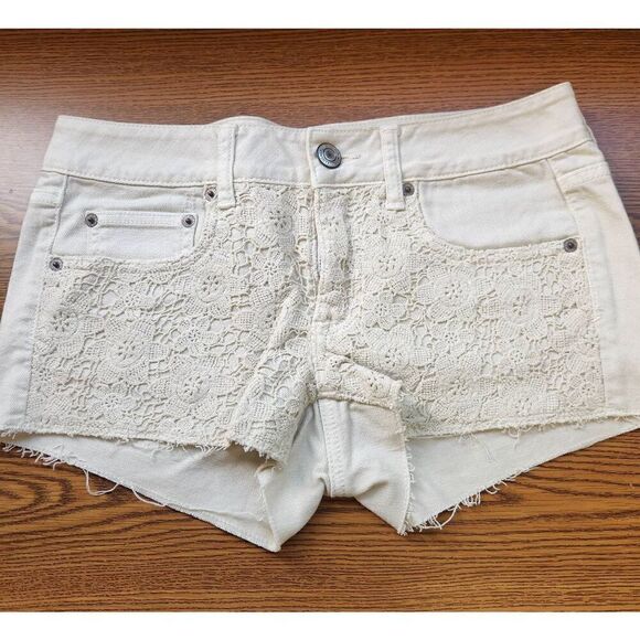 American Eagle Strech 6 denim cutoff shorts. Off White with crochet overlay. Mea - Picture 1 of 6